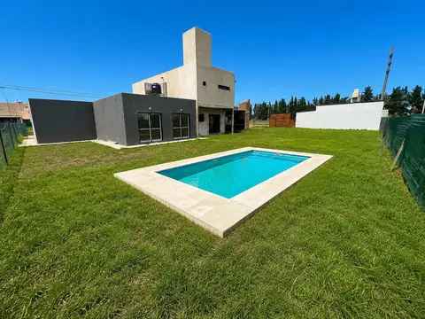 CASA DE 1 DORMITORIOS VENTA JARDIN CON PISCINA ROLDAN ROSARIO