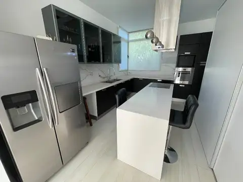 Hermosa casa en dos plantas con materiales de categoría y sobre lote con vista al Golf en Area 60