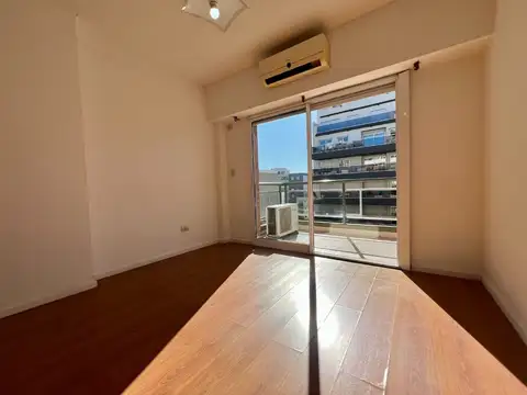 Venta departamento monoambiente con balcón Flores