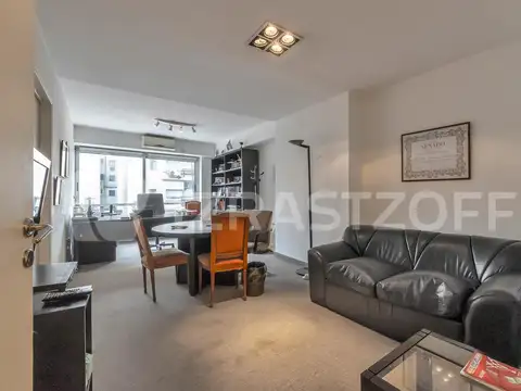 Oficina en venta en Recoleta. 4 ambientes y cochera
