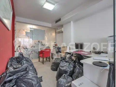 Oficina en venta en Recoleta. 4 ambientes y cochera