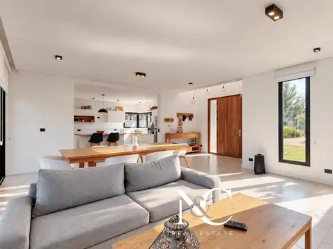 Casa 4 ambientes con 2 baños