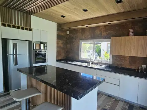 Casa 4 ambientes con 3 baños