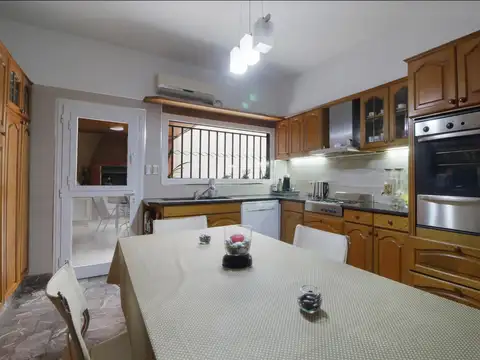 Venta Casa 5 ambientes en Velez Sarsfield, patio y cocheras