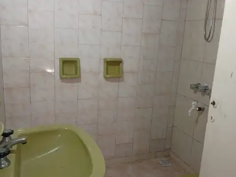 Casa 8 ambientes con 2 baños
