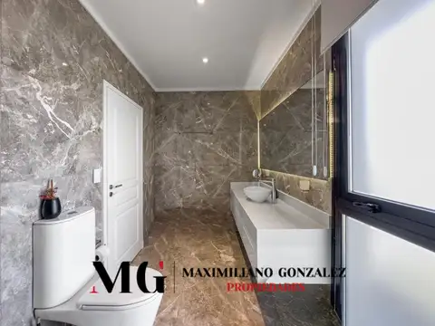 Casa 8 ambientes con 4 baños