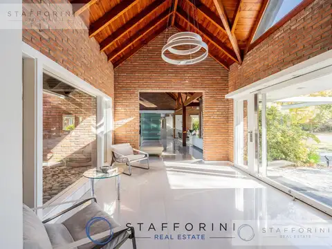 IMPRESIONANTE CASA EN DOS LOTES EN LOS CARDALES C.C