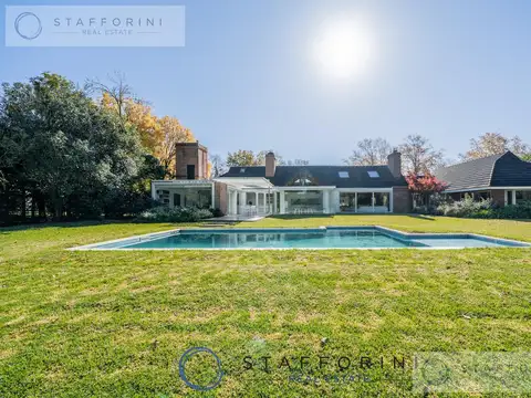 IMPRESIONANTE CASA EN DOS LOTES EN LOS CARDALES C.C