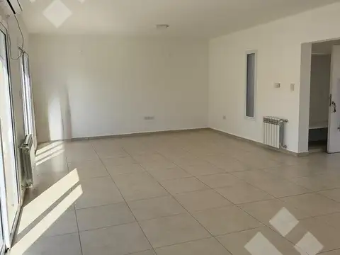 Casa en Alquiler con 2 cocheras