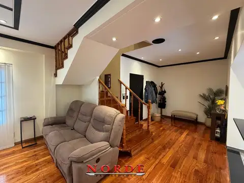 Venta • Barrio Naon • Casa • Cinco Ambientes • Quincho