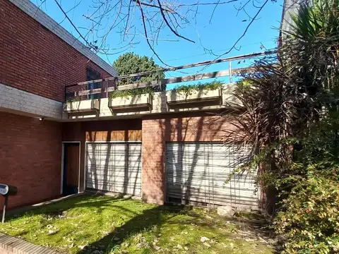 Casa 4 ambientes con Local Comercial en venta Quilmes