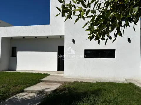 Casa en venta Moderna de 4 ambientes. Barrio Santa Lucia. Pilar