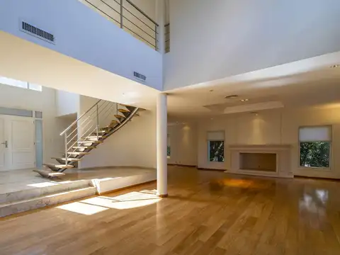 Casa en Alquiler con 3 cocheras