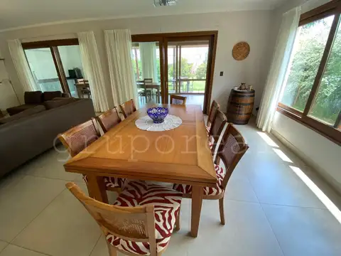 Casa en Venta con 2 cocheras