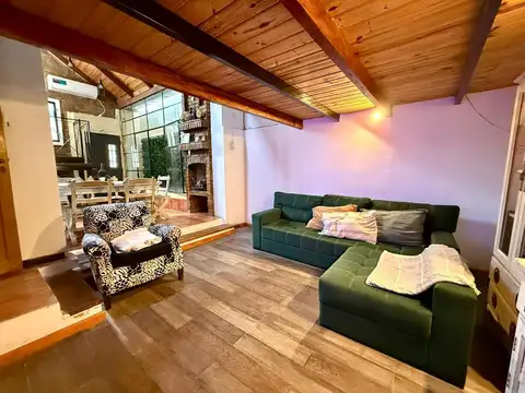 VENTA - CASA PASILLO DE 2 DORMITORIOS CON QUINCHO CERRADO Y TERRAZA  - CENTRO