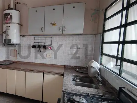 VENTA CASA MULTIFAMILIAR DE 3 AMBIENTES CON PATIO Y COCHERA, EN HAEDO