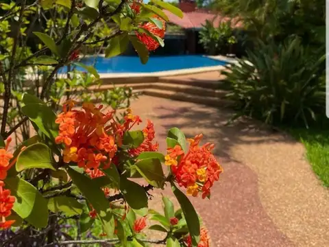 Casa en Venta con 4 cocheras