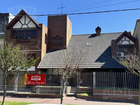 Casa en Venta con 4 cocheras