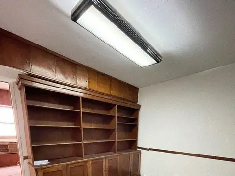 OFICINA DE 2 AMBIENTES AL FRENTE EN ALQUILER A MTS DE AV CORRIENTES.