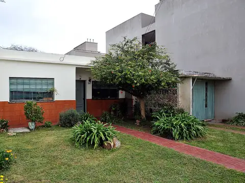 VENTA CASA CON FONDO JARDIN Y COCHERA BERAZATEGUI