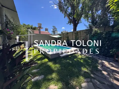 VENTA DE CASA CON PISCINA, QUINCHO, JARDÍN EN ADROGUÉ