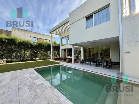Casa en Venta con 4 cocheras