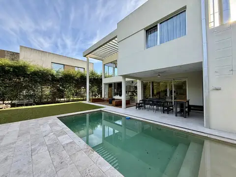 Casa en Venta con 4 cocheras