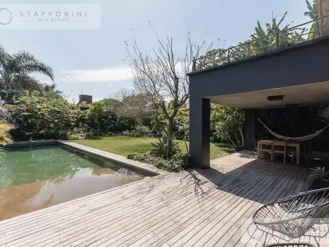 Espectacular casa moderna con increible jardin- cercana a varios accesos