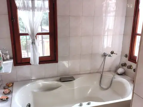 Casa 10 ambientes con 2 baños