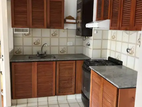 Excelente departamento dos dormitorios con cochera y baulera a dos cuadras de Pellegrini