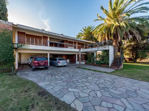 Casa 11 ambientes con 6 baños