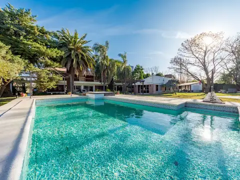 VENTA - Casa - 4 Dormitorios, casa para caseros, quincho y piscina - Funes, Santa Fe. APTA CREDITO