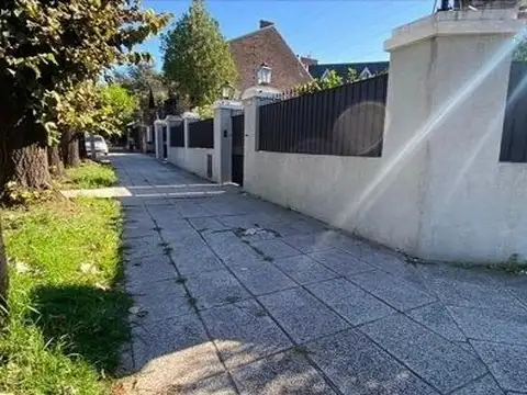 CASA DE CATEGORIA DE 5 AMBIENTES EN VENTA - HAEDO SUR