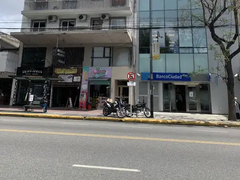 DPTO 2 AMB. AMPLIOS LATERAL 4º PISO SOBRE AVENIDA