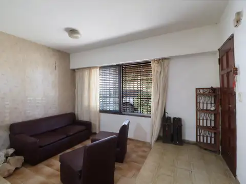 Casa 5 Ambientes más 2 locales en venta con Patio, Jardín, 2 Cocheras, Haedo Norte - El Palomar