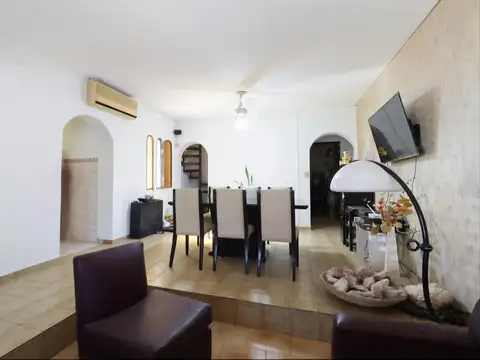 Casa 5 ambientes con 2 baños
