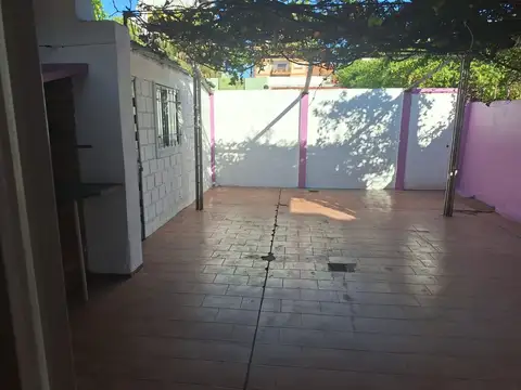 EN ALQUILER CASA CENTRICA CON TRES DORMITORIOS, ESCRITORIO, COCHERA, PATIO APTA OFICINAS