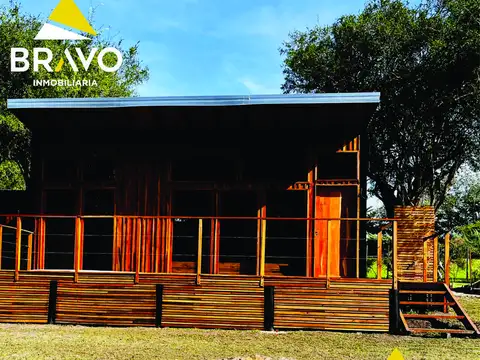 Cabaña de material, madera y piedra