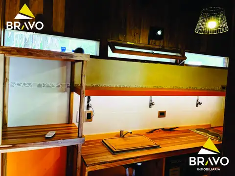 Cabaña de material, madera y piedra