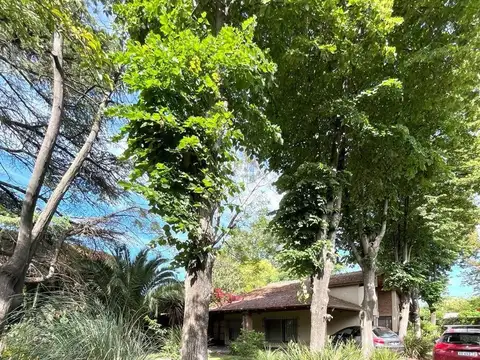 Casa 8 ambientes con 3 baños