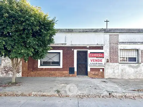 Casa a refaccionar en Venta. 2 dorm. Patio. Centro Zárate.