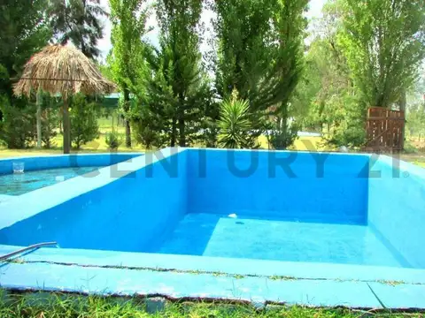 VENTA DE CASA EN EL CARRIZAL - CON JARDIN Y PISCINA EN BARRIO EL CORAL - LUJAN DE CUYO