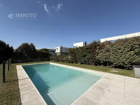 Casa en Alquiler con 2 cocheras