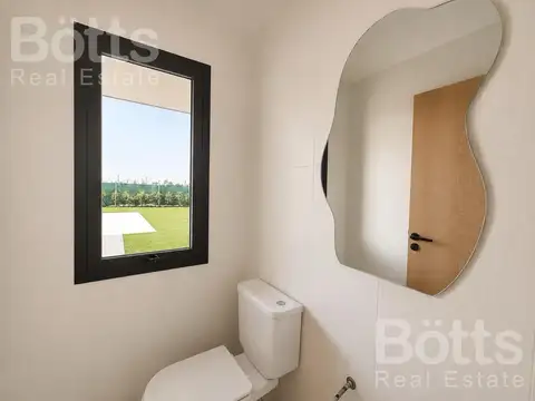 Casa en Alquiler con 4 cocheras