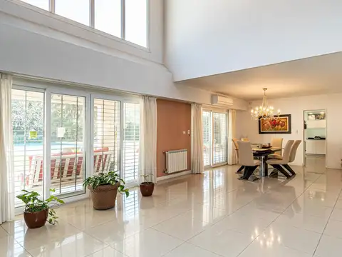 Casa 9 ambientes con 6 baños