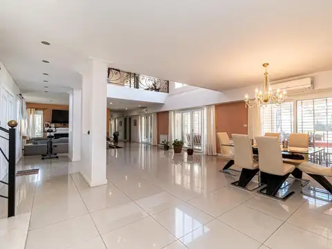Venta - Casa quinta de lujo en Barrio Parque El Trébol 9 ambientes jardín y pileta - Ezeiza