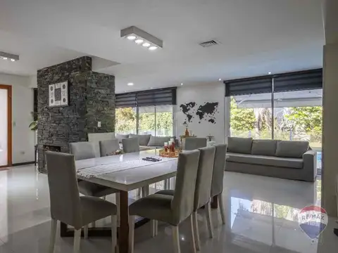 VENTA CASA 6 AMB. CON PILETA EN SOLAR DEL BOSQUE