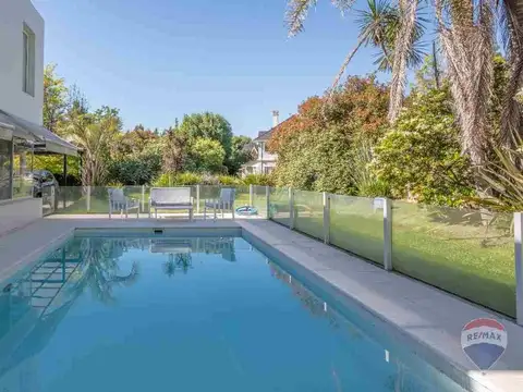 VENTA CASA 6 AMB. CON PILETA EN SOLAR DEL BOSQUE