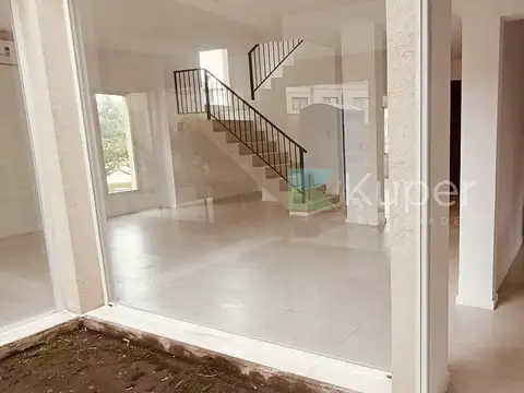 Casa en Alquiler con 2 cocheras