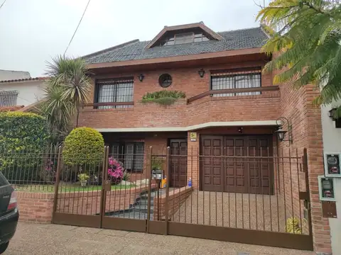 *IMPORTANTE CHALET DE 6 AMB. SOBRE LOTE DE 8,66 X 34
